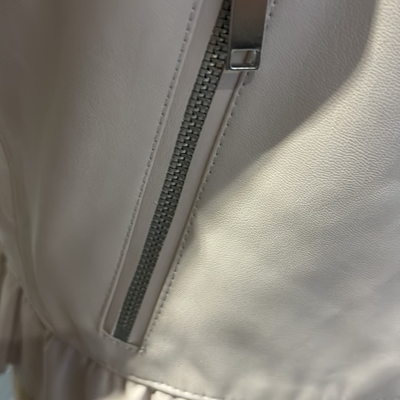 ❤️🔥 HOST PICK ❤️🔥 Zara faux leather blush colour cropped jacket. Size L - Picture 5 of 16